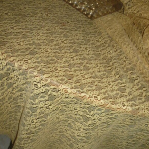 Holiday-Ready Golden Lace Rectangular Tablecloth ✨ Vintage - Picture 11 of 11